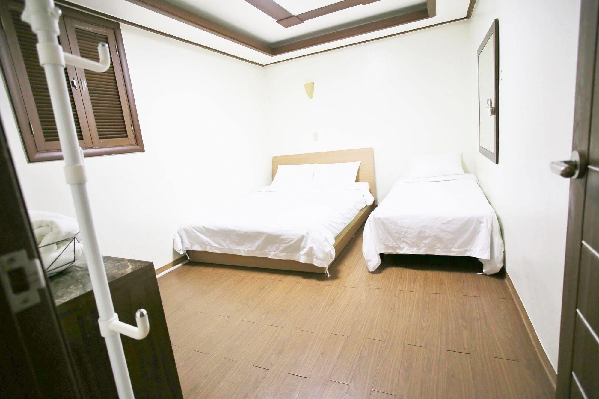 Sinchon Sisters Hostel Сеул Екстериор снимка