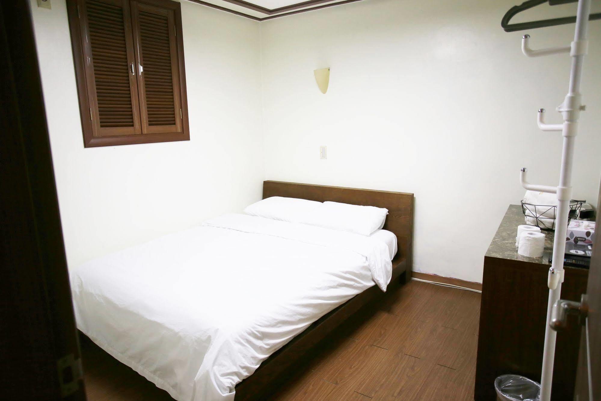 Sinchon Sisters Hostel Сеул Екстериор снимка