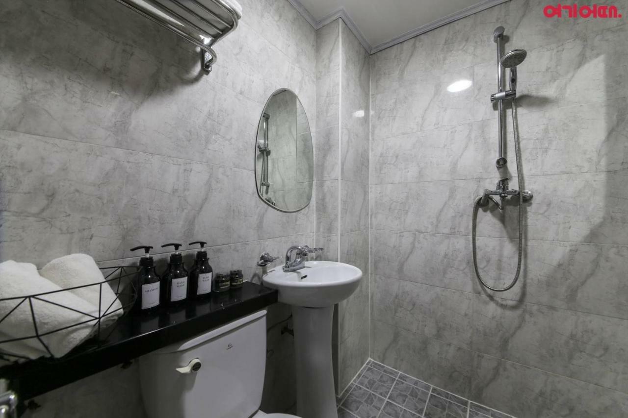 Sinchon Sisters Hostel Сеул Екстериор снимка